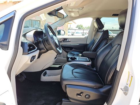 Used 2024 Chrysler Pacifica Touring-L FWD image 10