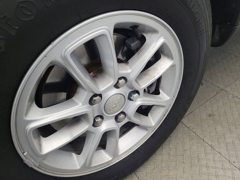 Used 2020 Jeep Grand Cherokee Laredo image 31