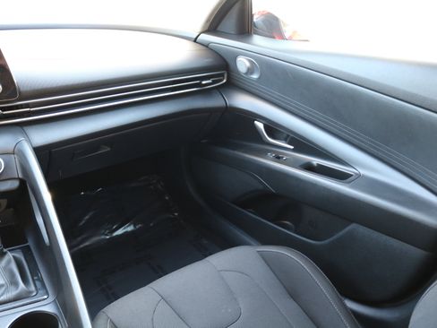 Used 2021 Hyundai Elantra SE image 33