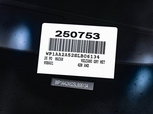 Certified 2025 Porsche Macan AWD/4WD image 27