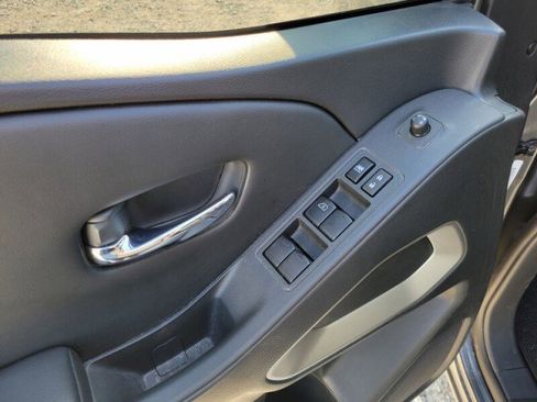 Used 2025 Nissan Frontier SV image 11