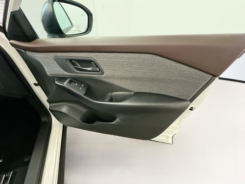 Used 2023 Nissan Rogue S AWD/4WD image 32