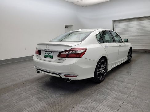 Used 2017 Honda Accord Touring image 9