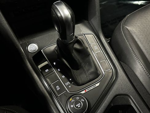 Used 2018 Volkswagen Tiguan SE image 42