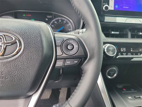 Used 2023 Toyota Venza LE image 18