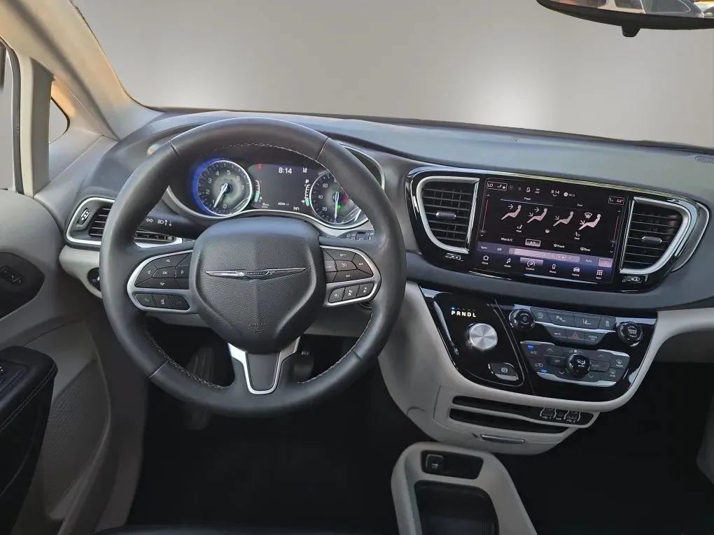 Used 2023 Chrysler Pacifica Touring-L FWD image 12