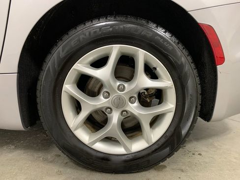 Used 2018 Chrysler Pacifica Touring-L Plus w/ Tire & Wheel Group image 27