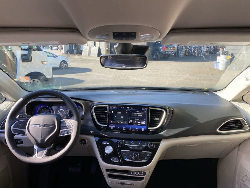 Used 2023 Chrysler Pacifica Touring-L FWD image 12