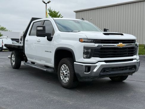 Used 2024 Chevrolet Silverado 2500 LT w/ Convenience Package AWD/4WD image 2