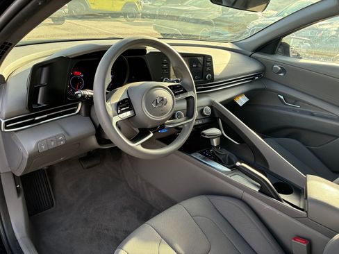 Used 2023 Hyundai Elantra SE FWD image 16