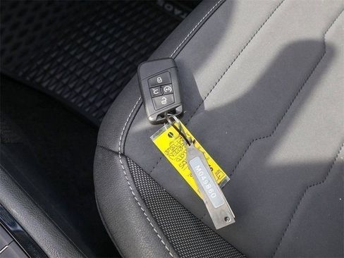 New 2025 Volkswagen Taos SE image 26