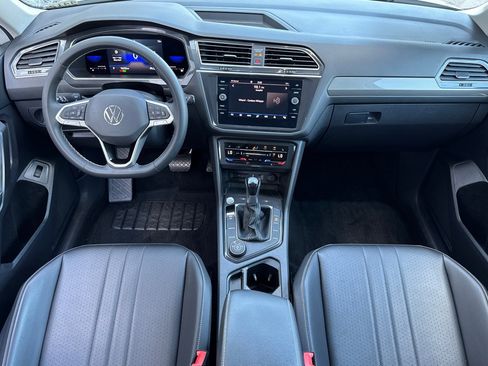 Used 2022 Volkswagen Tiguan SE w/ Panoramic Sunroof Package image 13