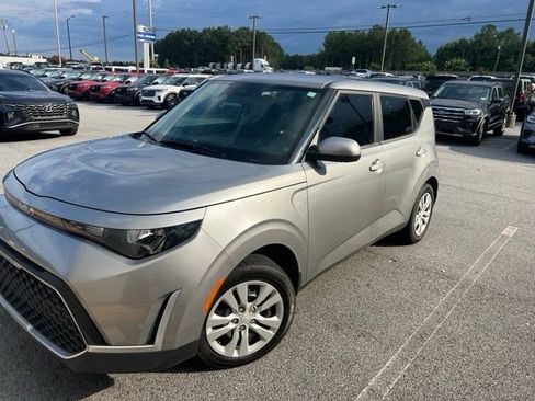 Used 2023 Kia Soul LX FWD image 3