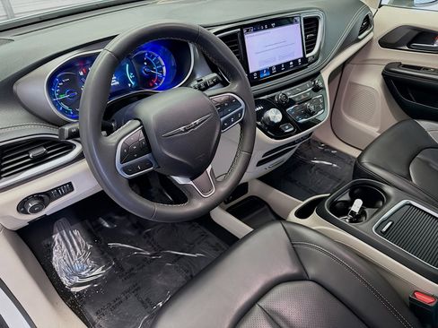 Used 2023 Chrysler Pacifica Touring-L image 7