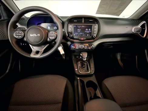 Used 2025 Kia Soul LX FWD image 7