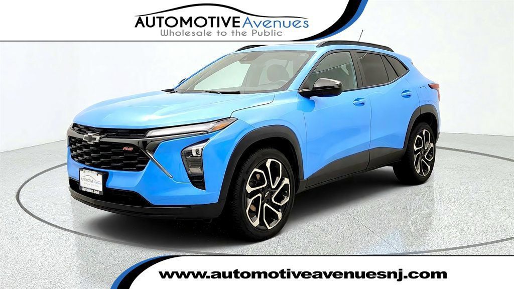 Used 2024 Chevrolet Trax RS w/ Sunroof Package FWD image 1