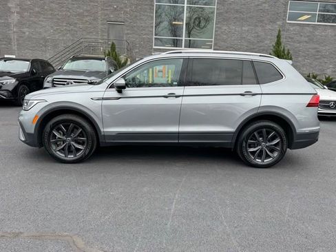 Used 2022 Volkswagen Tiguan SE w/ Panoramic Sunroof Package image 6