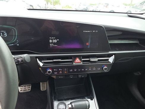 Used 2023 Kia Niro EX Touring image 17