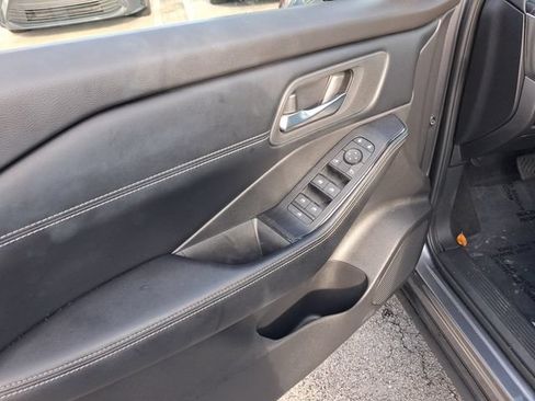 Used 2025 Nissan Rogue SV w/ SV Premium Package FWD image 14