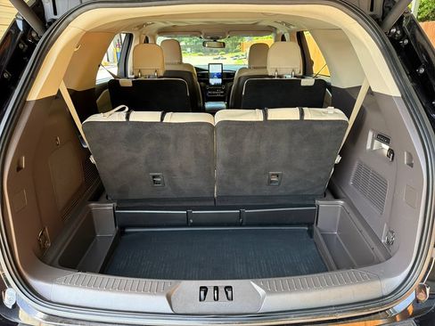 Used 2020 Ford Explorer Platinum w/ Premium Technology Package AWD/4WD image 35