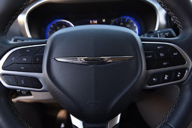 Used 2024 Chrysler Pacifica Touring-L FWD image 19