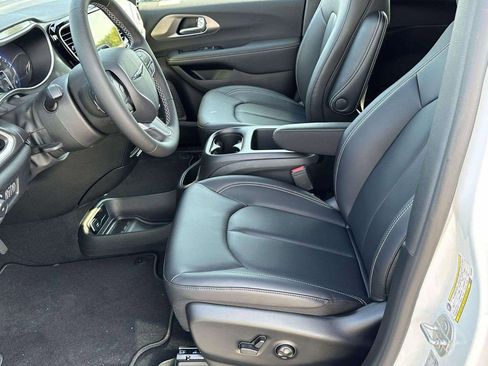 New 2026 Chrysler Pacifica Select image 8