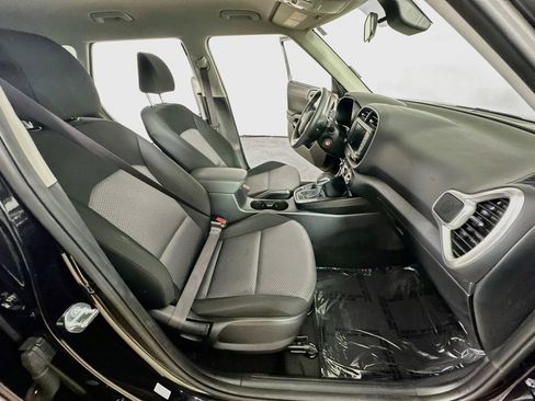 Used 2025 Kia Soul LX w/ LX Technology Package FWD image 12
