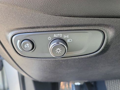 Used 2019 Chevrolet Equinox LS FWD image 23
