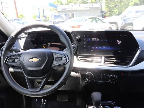 Used 2025 Chevrolet Trax LT FWD image 17