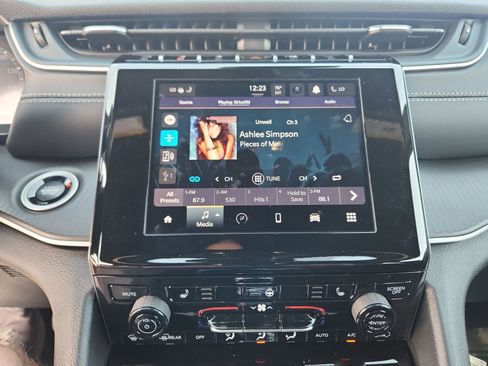 New 2025 Jeep Grand Cherokee L Altitude image 29