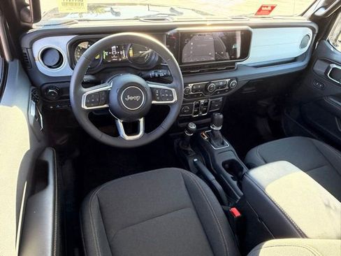 Used 2025 Jeep Wrangler Unlimited Sahara AWD/4WD image 10