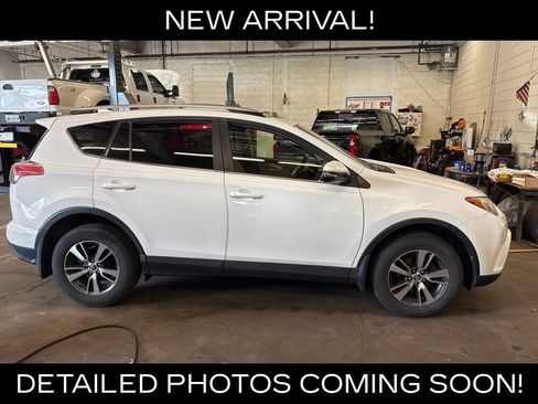 Used 2017 Toyota RAV4 XLE AWD/4WD image 2