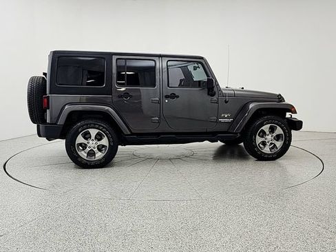 Used 2017 Jeep Wrangler Unlimited Sahara w/ Connectivity Group AWD/4WD image 4