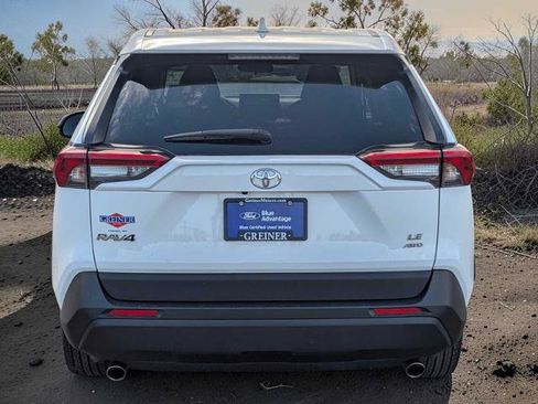 Used 2022 Toyota RAV4 LE w/ Carpet Mat Package (TMS) AWD/4WD image 5