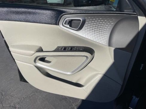 Used 2023 Kia Soul LX FWD image 9