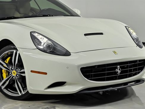 Used 2010 Ferrari California RWD image 3