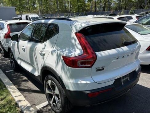 Used 2024 Volvo XC40 B5 Core AWD/4WD image 3