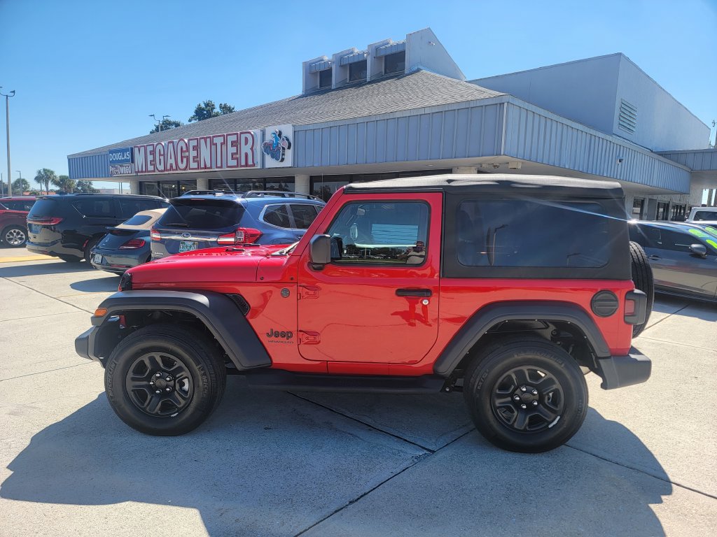 Used 2022 Jeep Wrangler Sport AWD/4WD image 2