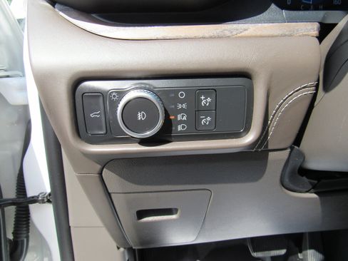 Used 2020 Ford Explorer Platinum w/ Premium Technology Package AWD/4WD image 13