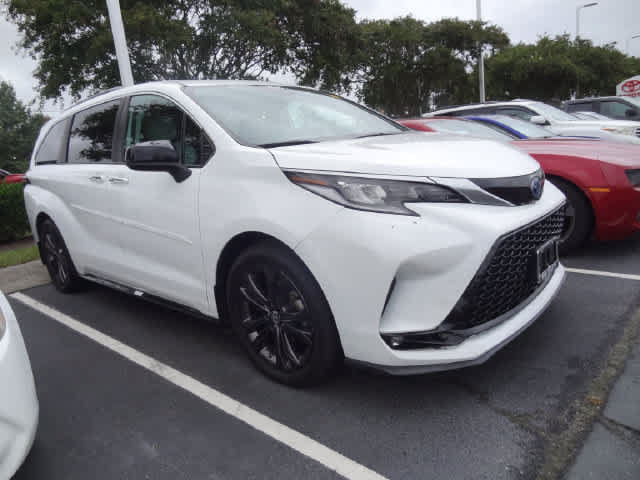 Used 2023 Toyota Sienna XSE w/ XSE Plus Package FWD image 2
