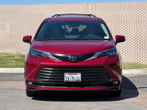 Used 2026 Toyota Sienna XLE FWD image 9