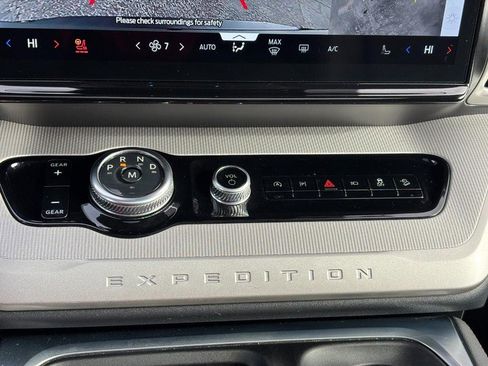 Used 2025 Ford Expedition Active image 28