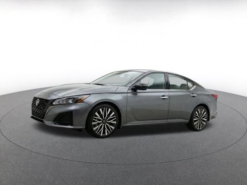 Used 2025 Nissan Altima 2.5 SV FWD image 3
