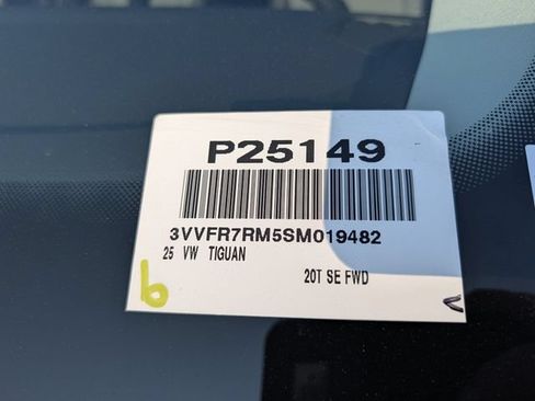 Used 2025 Volkswagen Tiguan SE FWD image 34