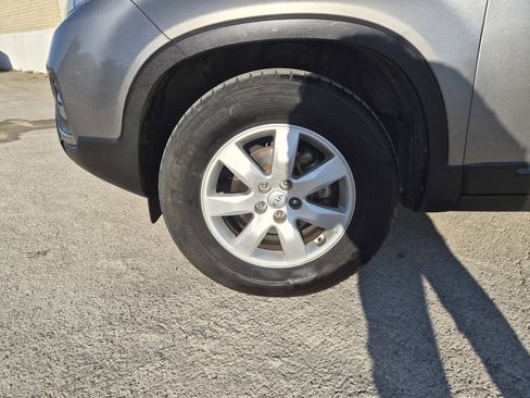 Used 2013 Kia Sorento LX w/ Convenience Pkg image 12