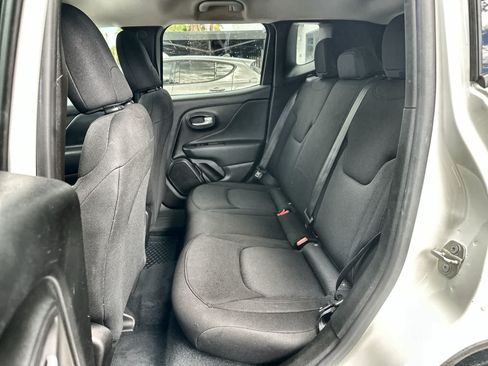 Used 2023 Jeep Renegade Latitude AWD/4WD image 4