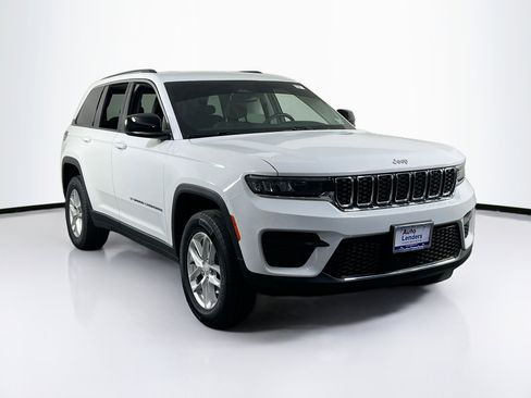 Used 2023 Jeep Grand Cherokee Laredo AWD/4WD image 3