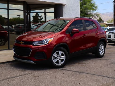 Used 2022 Chevrolet Trax LT w/ LT Convenience Package FWD image 2