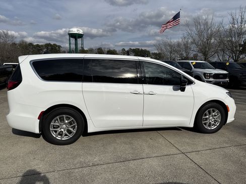 Used 2025 Chrysler Pacifica Select image 8