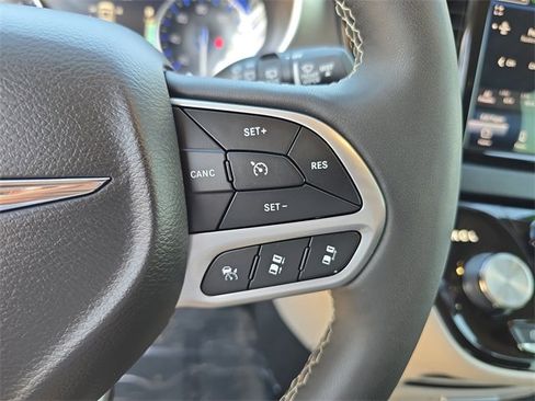 Certified 2024 Chrysler Pacifica Touring-L image 23